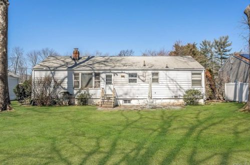 87 Daisy Farms Dr, New Rochelle NY  10804-1036 exterior