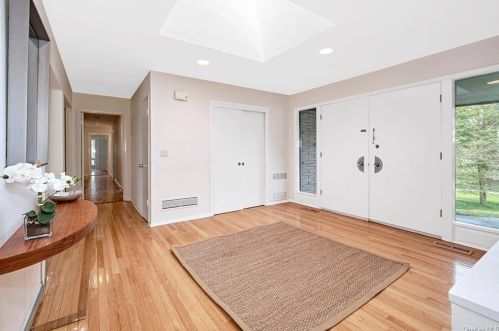 9 Tanglewild Pl, Chappaqua, NY 10514-2528