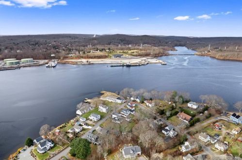 3 Riverside Pl, Gales Ferry CT  06335-1442 exterior