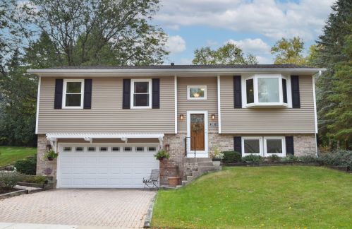 2005 Harris Highland Dr, Waukesha, WI 53188-4805