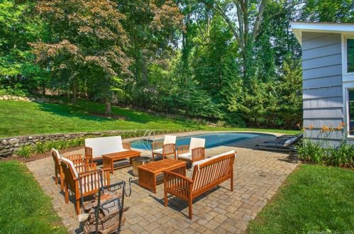 71 High Point Rd, Westport CT  06880-3910 exterior