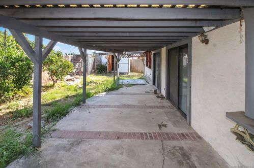 526 Cockatoo Cir, Vista, CA 92083-3008