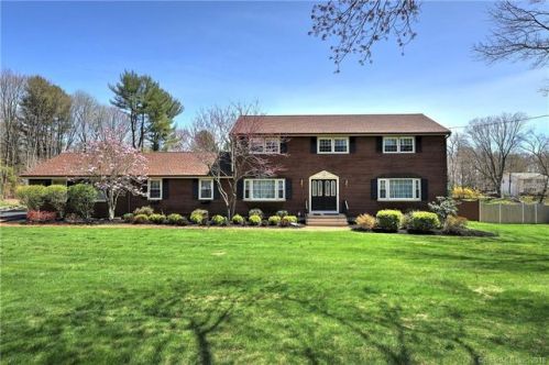 8 Edinburg Ln, Bridgeport, CT 06611-1064