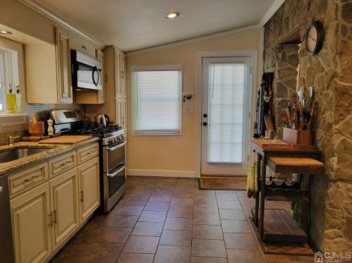 2 Metuchen Ave, Woodbridge NJ  07095-1923 exterior