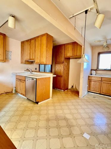 201 Campbell St, Woodbridge NJ  07095-2305 exterior