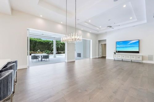 569 Neapolitan Way, Naples FL 34103-8568 exterior