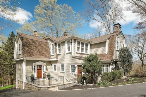 2 Woodland Dr, Pleasantville NY  10570-3611 exterior