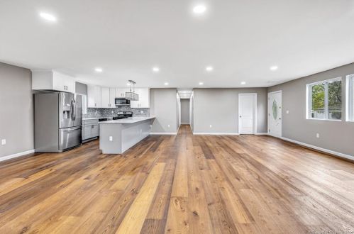 390 Marina Dr, Stratford CT  06614-2934 exterior