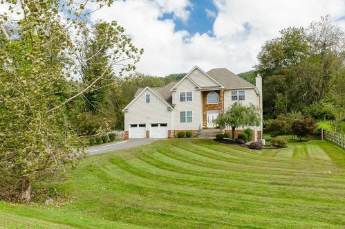 26 Lyndsey Ln, Poughquag, NY 12570-5162