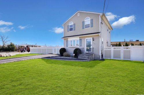 464 41st St, Copiague, NY 11726-1106