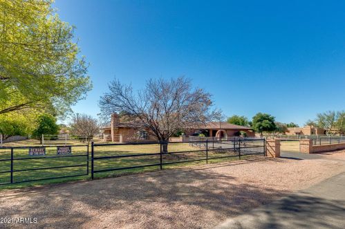 2819 Palomino Dr, Chandler, AZ 85224-1637