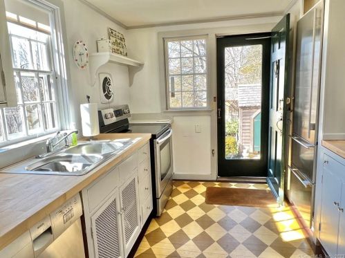 282 Joshuatown Rd, Lyme CT  06371-3035 exterior