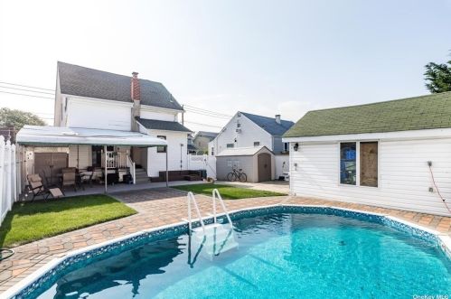 60 Waldo Ave, East Rockaway NY  11518-1422 exterior