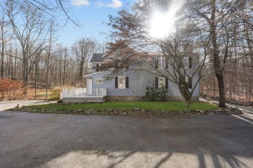 18 Cross Rd, Staatsburg, NY 12580-5300