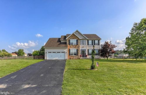 48 Summit Dr, Littlestown, PA 17340-9181