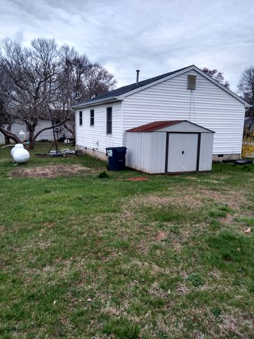 726 Prospect Rd, Hurt, VA 24563-2307