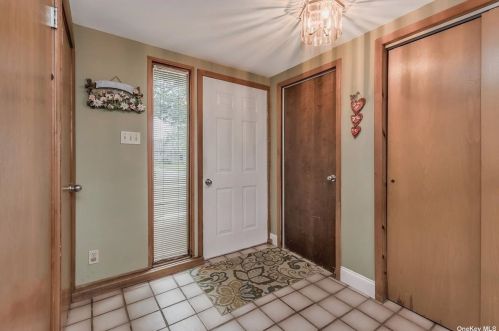 11 Webb Pl, Huntington Station, NY 11746-1518