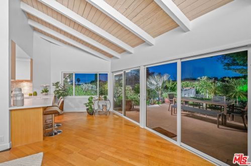 3700 Crownridge Dr, Van Nuys, CA 91403-4819