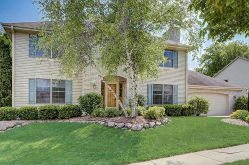 2701 Fox Hill Dr, Waukesha, WI 53189-6844