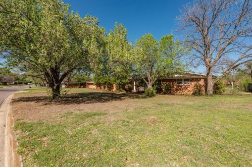 4708 Holiday Ln, Fort Worth, TX 76180-8261