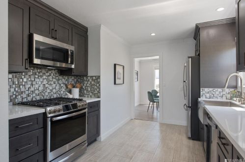 9411 Castlewood St, Oakland CA 94605-4415 exterior