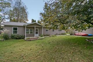 1975 Surf Dr, Twin View Heights, IA 52333-9371