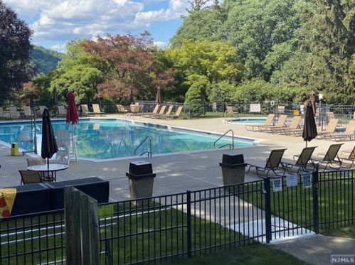 2303 Rio Vista Dr, Mahwah, NJ 07430-4504