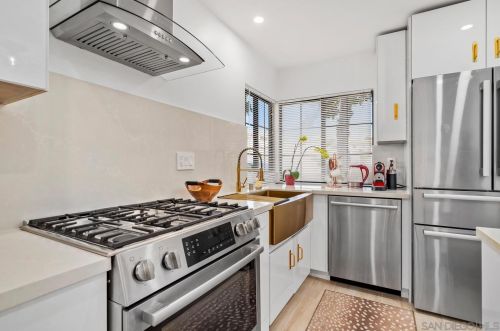 6829 Pear Tree Dr, Carlsbad CA  92011-3937 exterior