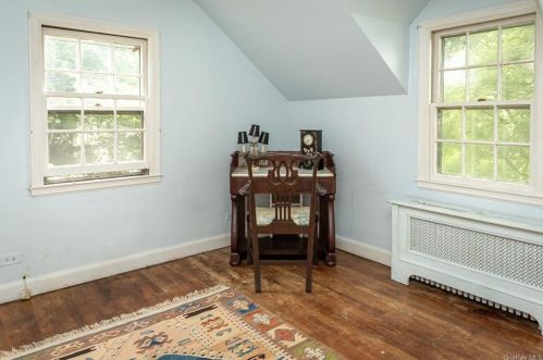 1093 Knollwood Rd, White Plains NY  10603-1100 exterior