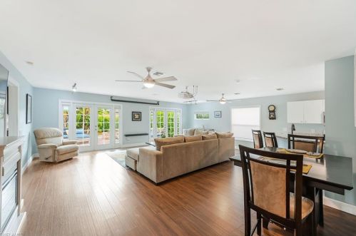 247 Stanhope Cir, Naples FL 34104-0810 exterior