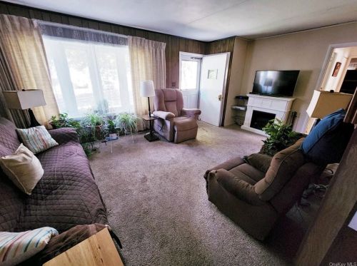 43 Van Wyck Dr, Poughkeepsie NY  12601-1518 exterior