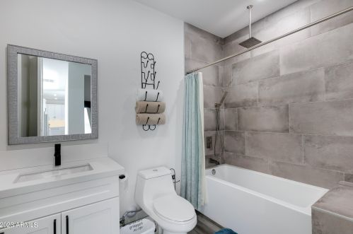 1121 11th St, Phoenix AZ 85006-2744 exterior