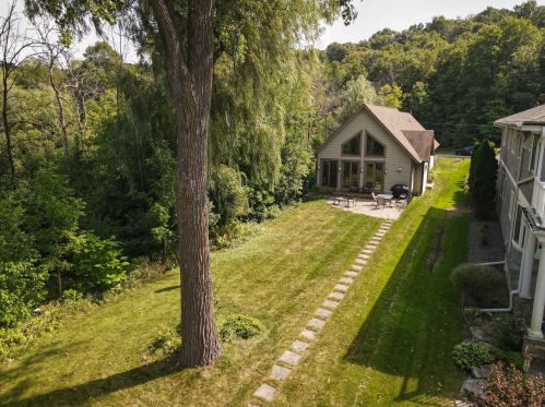 1534 Friess Lake Dr, Hubertus, WI 53033-9733