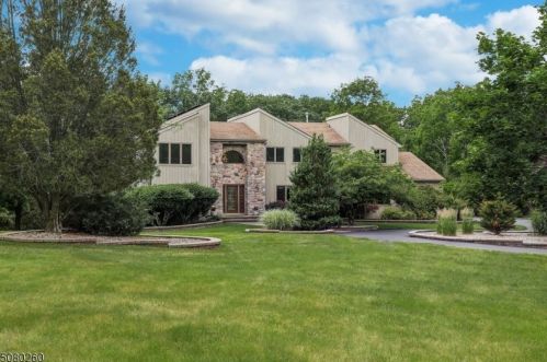 7 Jennings Ln, White House Station, NJ 08889-3024