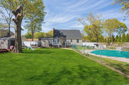 32 Aster Ave, Holtsville NY  11742-1703 exterior