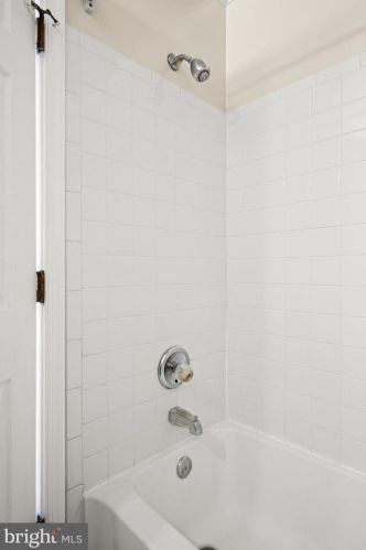 1944 Wicklow Ct, Woodbridge VA  22191-3459 exterior