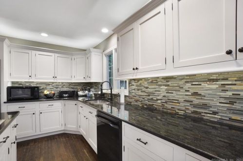 20 Narragansett Trl, Sandy Hook CT 06482-1147 exterior