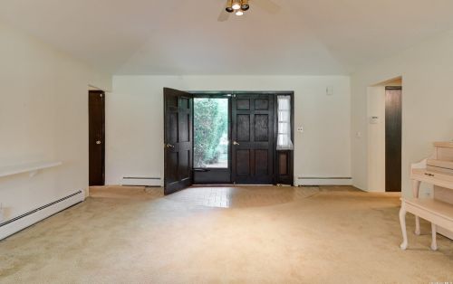 3 Harton Ct, Elwood, NY 11731-5926