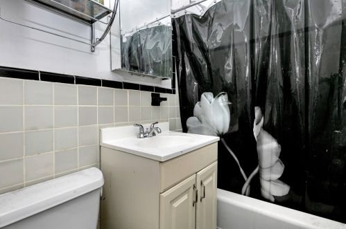 15 Canterbury Rd, Great Neck NY  11021-2610 exterior