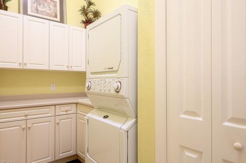 10218 Avonleigh Dr, Bonita Springs FL 34135-7059 exterior