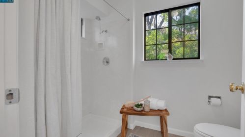 2101 Henry Ave, Pinole CA  94564-1771 exterior