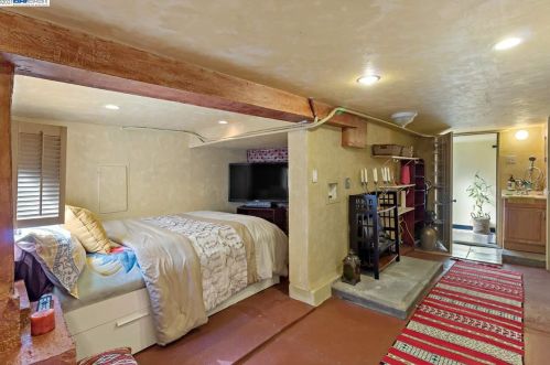 7950 Hillmont Dr, Oakland CA  94605-3521 exterior