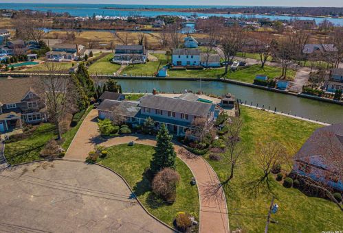8 Roxbury Ave, Oakdale, NY 11769-2312