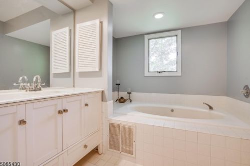 48 Westchester Ter, Annandale NJ  08801-1600 exterior