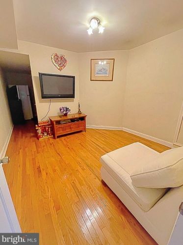750 Lamont St, Washington, DC 20010-1527