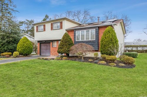 28 Chuck Blvd, Babylon, NY 11703-1005