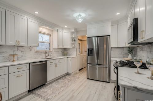 8 Valiant Ct, Mount Sinai NY  11766-2915 exterior