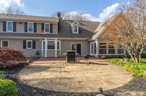 700 Audubon Dr, Hermitage, PA 16148-3236