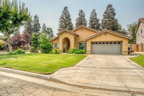 6675 Lola Ave, Fresno, CA 93722-3005