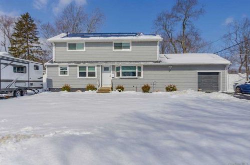 7 Hileen Dr, San Remo, NY 11754-4727